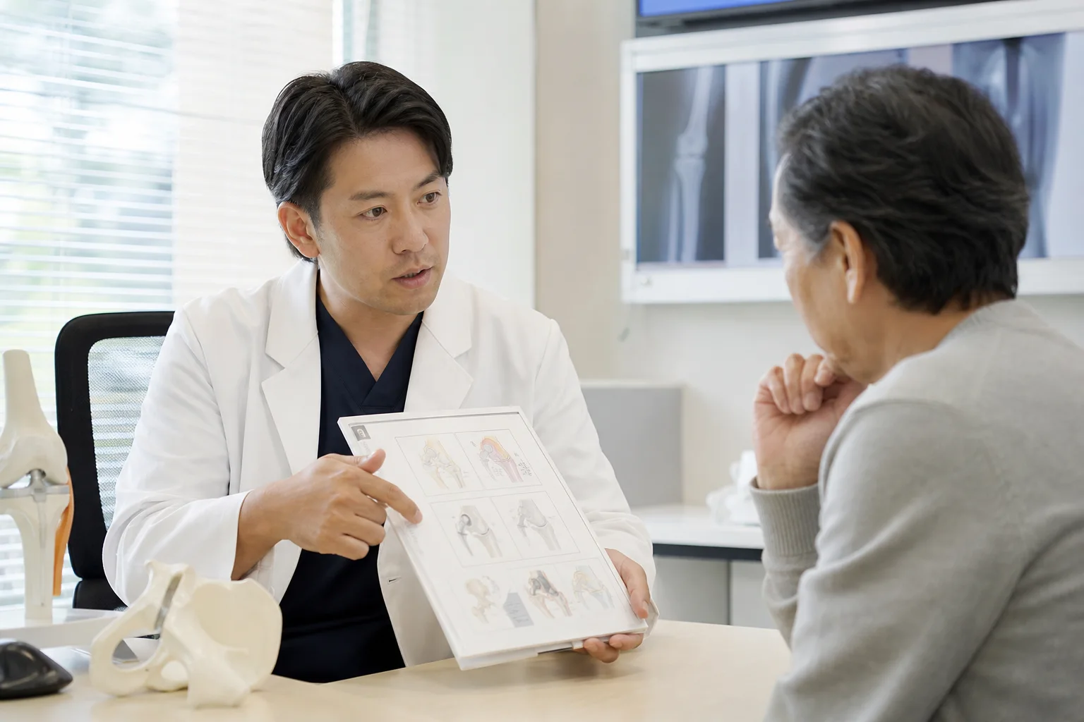 医師が患者さんへ治療のリスクと限界を説明する様子