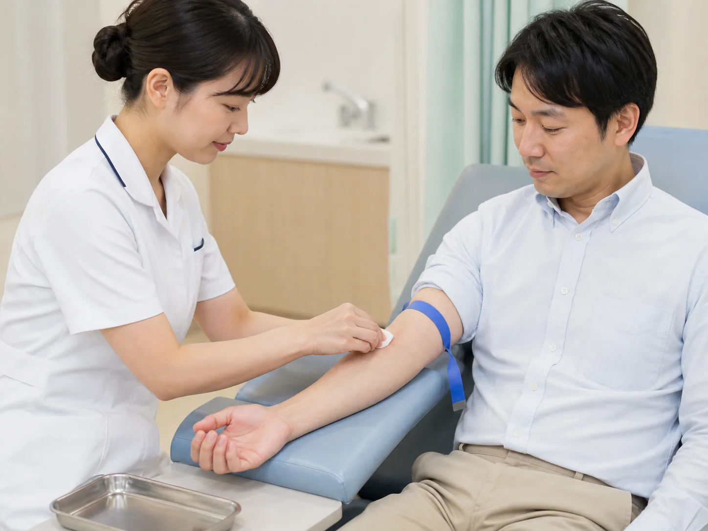 看護師が採血前に患者さんの腕を消毒する様子