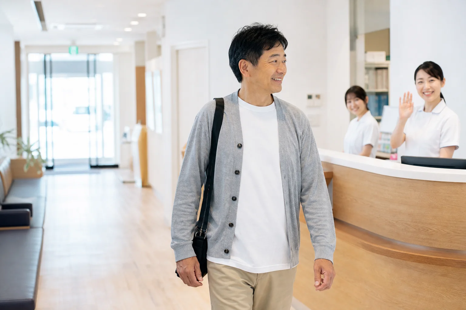 日帰り診療後にクリニックを後にする患者さん