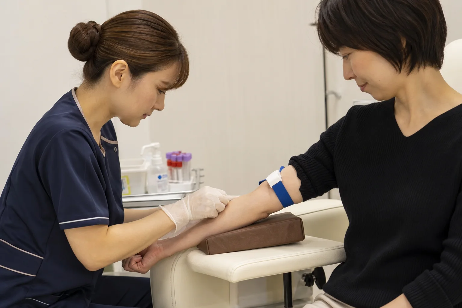 PRP作製のために腕から採血を行う様子