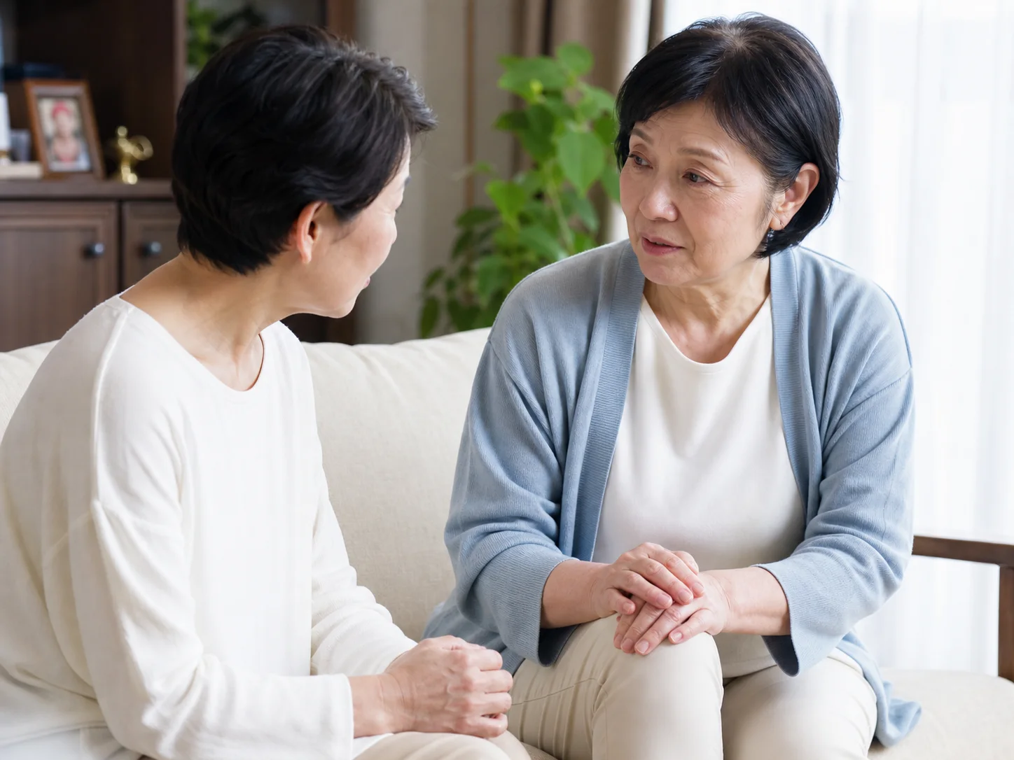 膝の悩みについて家族と話す日本人の患者さん