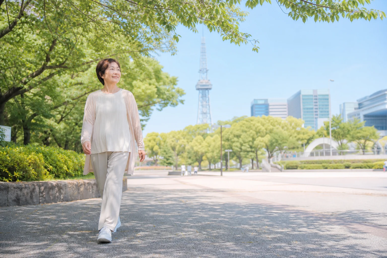 屋外を歩く日本人のイメージ